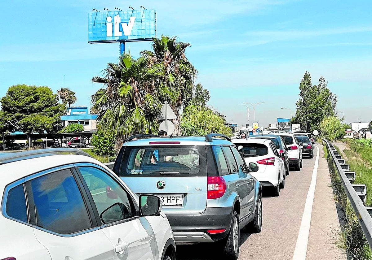 Varios vehículos hacen cola al sol en la estación de Massalfassar.