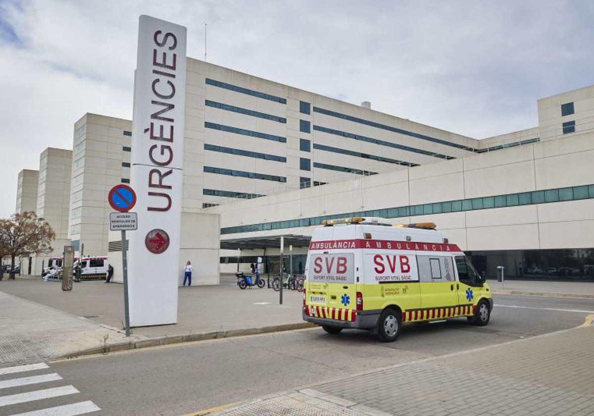 Una ambulancia estacionada junto a la entrada del Servicios de Urgencia de La Fe.