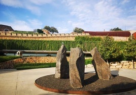 Tres enormes rocas te reciben en Espirit Roca, el nuevo complejo de la reputada saga de hosteleros.