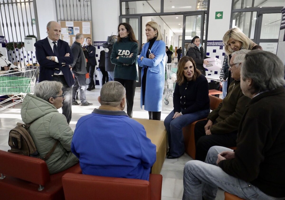 La alcaldesa de Valencia, María José Catalá, y la edil Marta Torrado, en una visita a Casa Caridad.