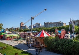 Atracciones de la feria instalada en el jardín del Turia, a la altura de la Alameda, este martes.