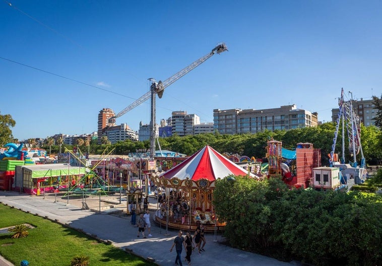 Atracciones de la feria instalada en el jardín del Turia, a la altura de la Alameda, este martes.