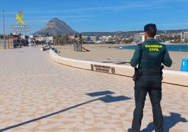 Un agente de la Benemérita en el paseo de la playa del Arenal de Xàbia.