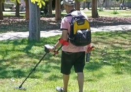 El hombre multado por la Policía Autonómica, con el detector con el que buscaba metales en el viejo cauce.