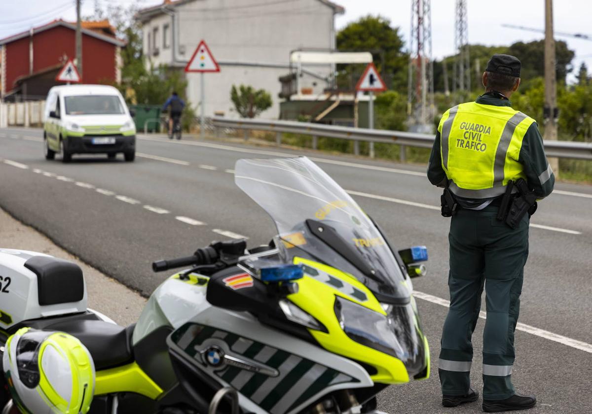 Agente de la Guardia Civil de Tráfico, en un control de carretera.