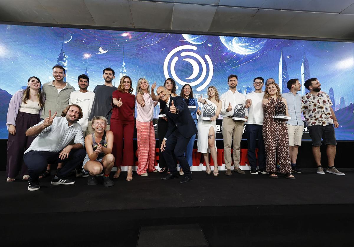 Premiados en la tercera edición de la Noche de los Emergentes, junto con la alcaldesa de Valencia, María José Catalá, y Jesús Trelis, director de LAS PROVINCIAS.