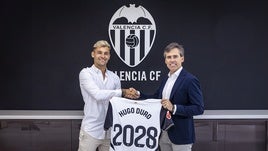 Hugo Duro y Miguel Ángel Corona con la camiseta que anuncia el año que finalizará su contrato.