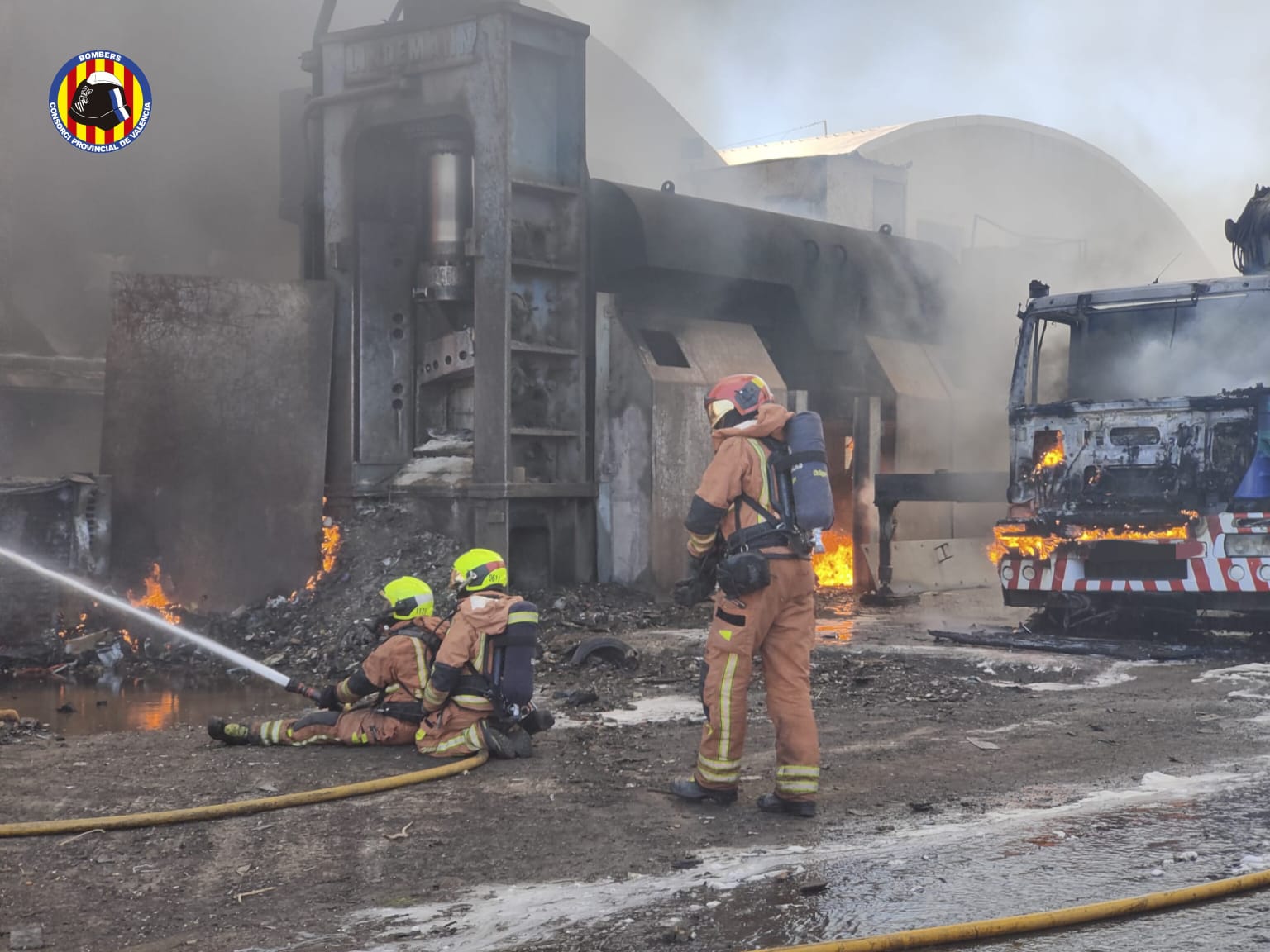 El incendio en una planta de basuras de Silla, en imágenes