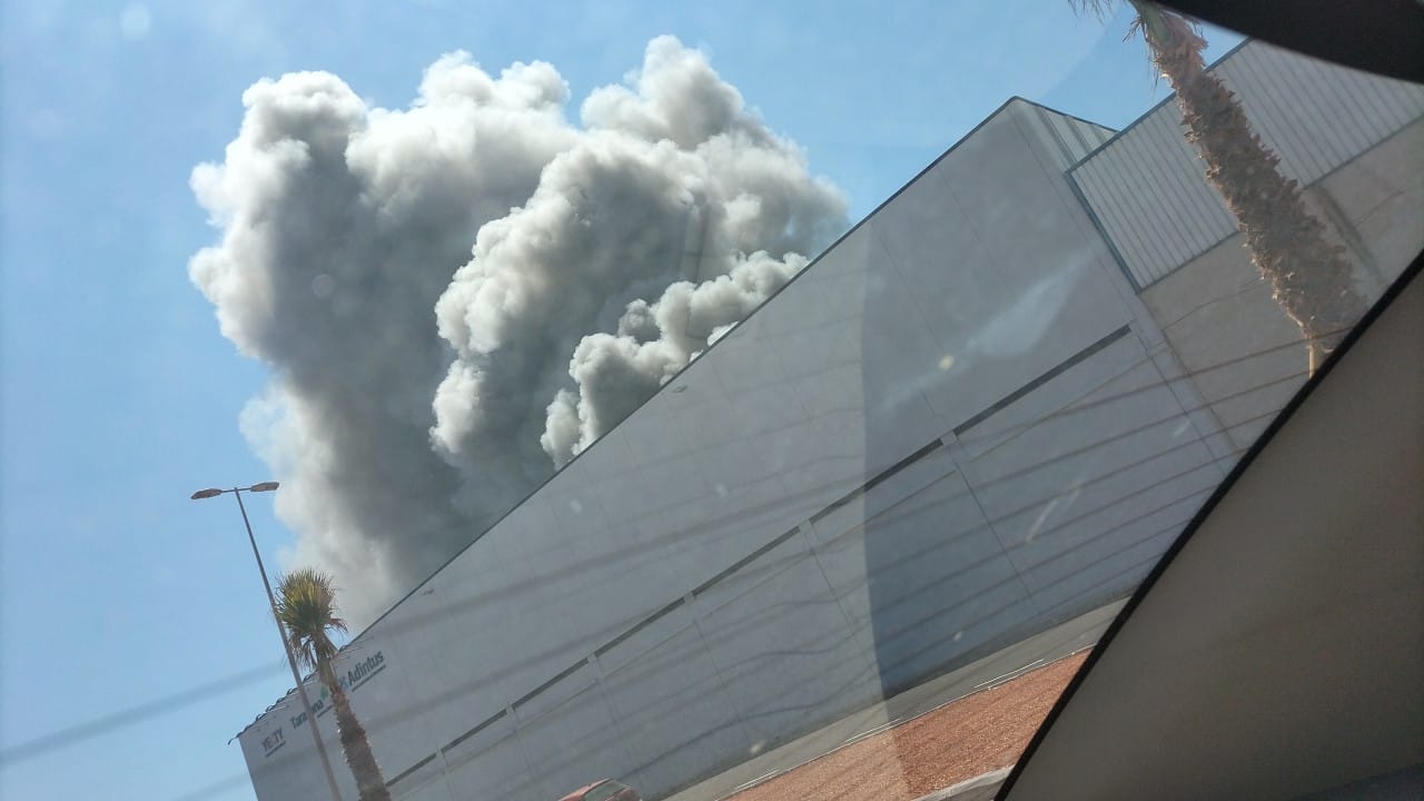 El incendio en una planta de basuras de Silla, en imágenes