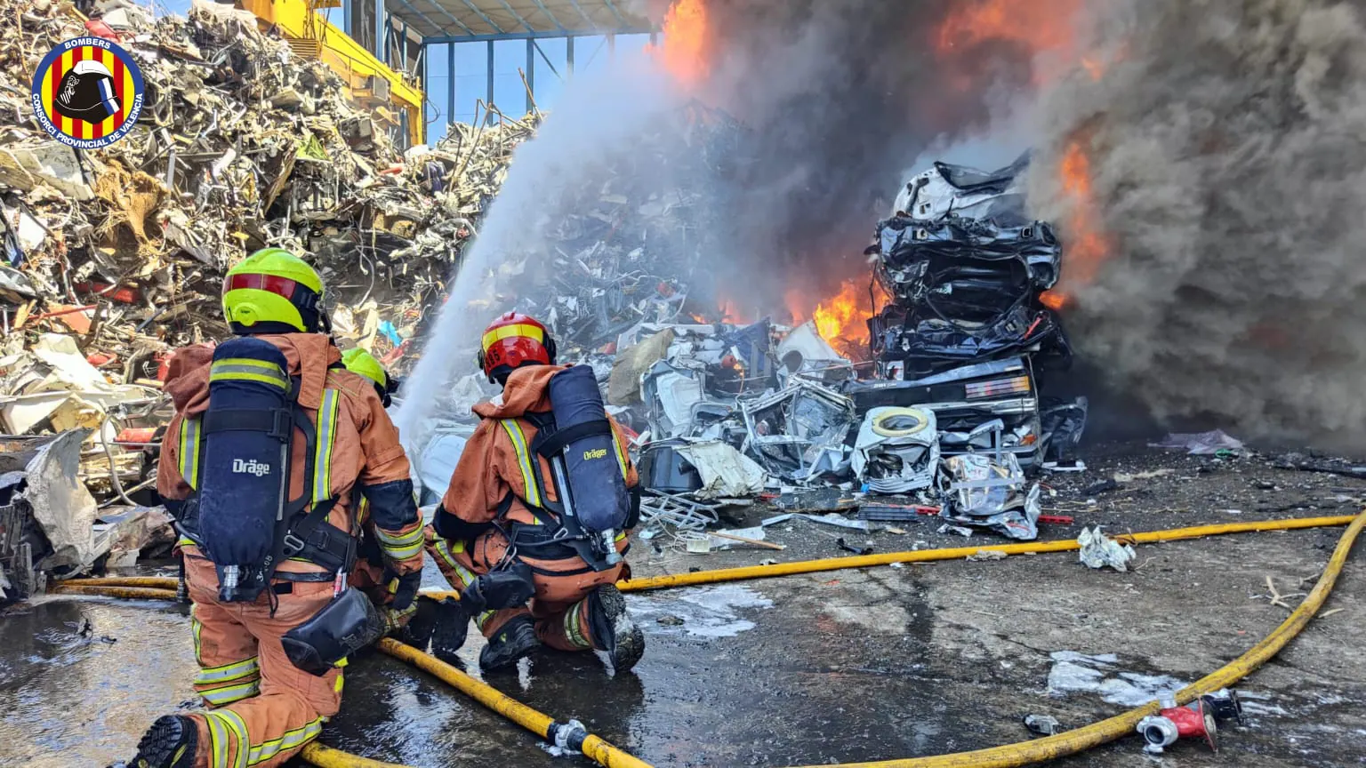 Un camión con material inflamable provoca un incendio en una planta de basuras de Silla