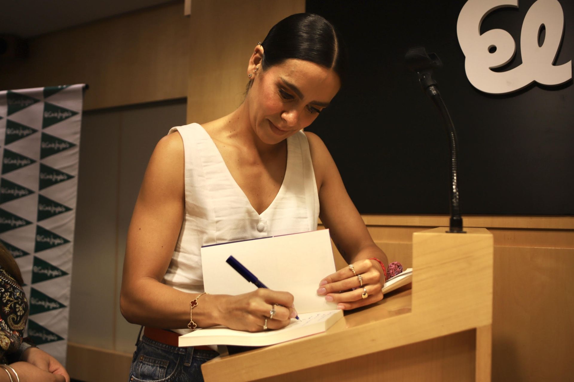 Cristina Pedroche firma libros en Valencia