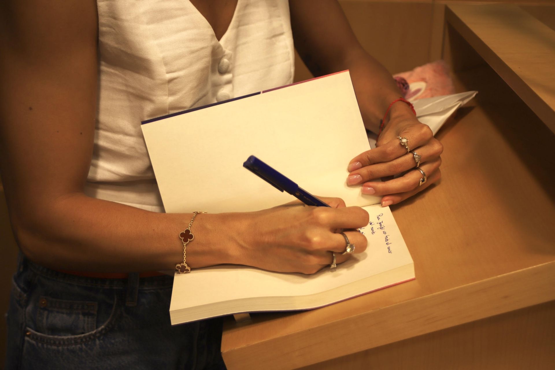 Cristina Pedroche firma libros en Valencia