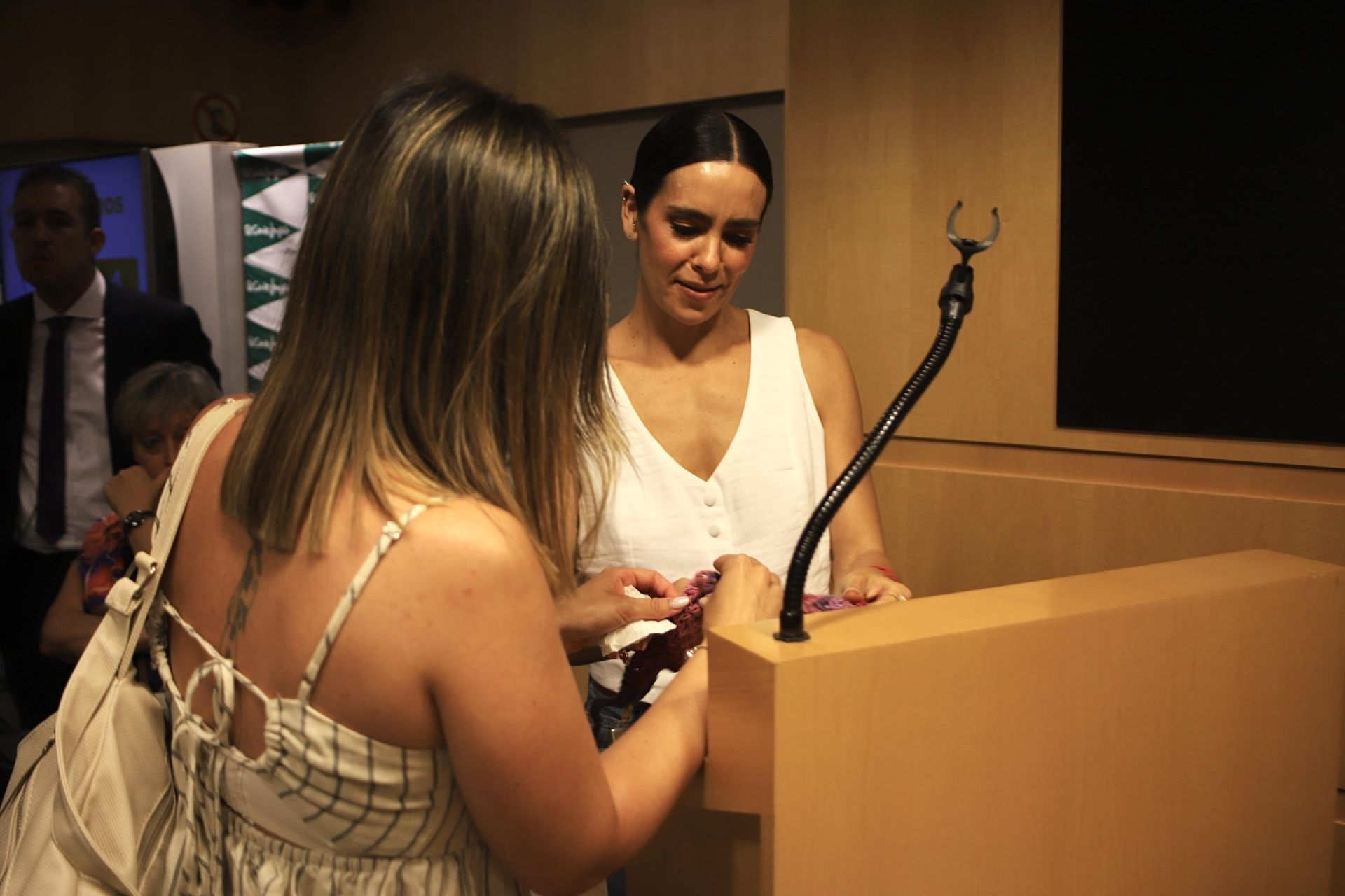 Cristina Pedroche firma libros en Valencia