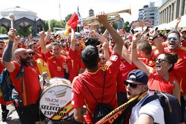 Aficionados de la selección española celebrando.