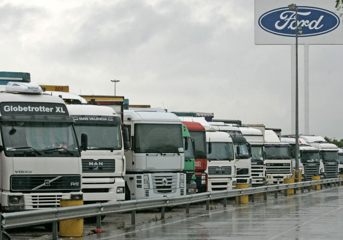 Camiones aparcados en uno de los parkings de Ford Almussafes.