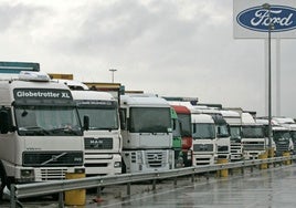 Camiones aparcados en uno de los parkings de Ford Almussafes.