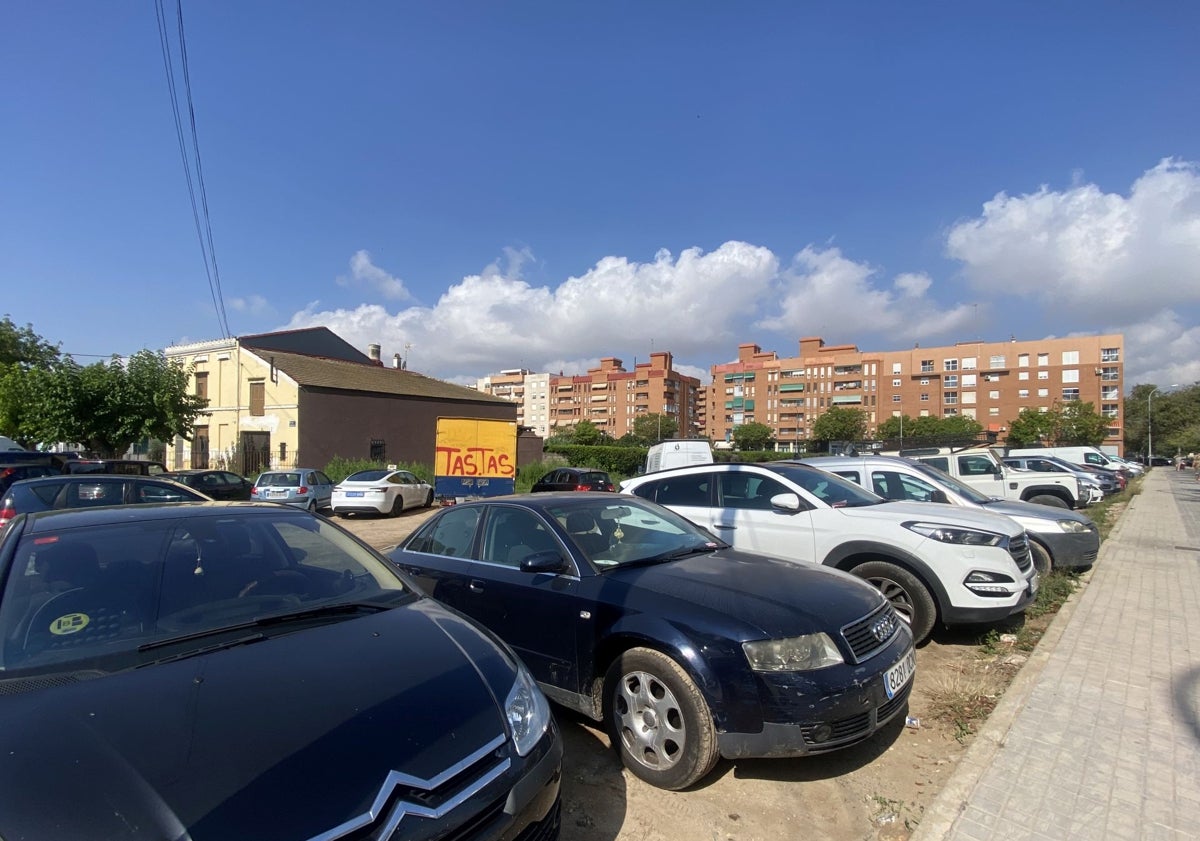 Imagen principal - Solares de Gran Canaria con Vicente la Roda y del paseo marítimo, sine spacio ya para aparcar, y terreno grafiado de uso escolar que piden para aparcamiento en altura junto a Ingeniero Fausto Elío.