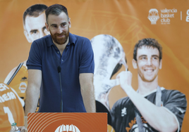 Víctor Claver durante el acto de despedida.