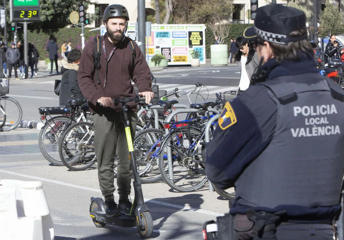 La Policía Local de Valencia ya multa a 91 patinetes a la semana por circular sin casco, con más ocupantes de los debidos o por ir por la acera