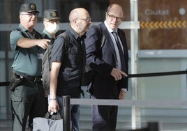 Francis Puig junto a su abogado en la Ciudad de la Justicia.