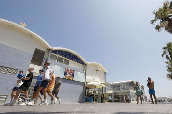 Restaurantes del paseo marítimo de la Malvarrosa, que se derribarán para construir unos nuevos.