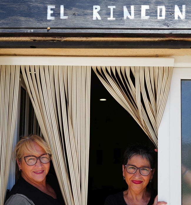 María Belén y Catalina Martínez, nuevas hosteleras en el bar El Rincón, en Los Santos.