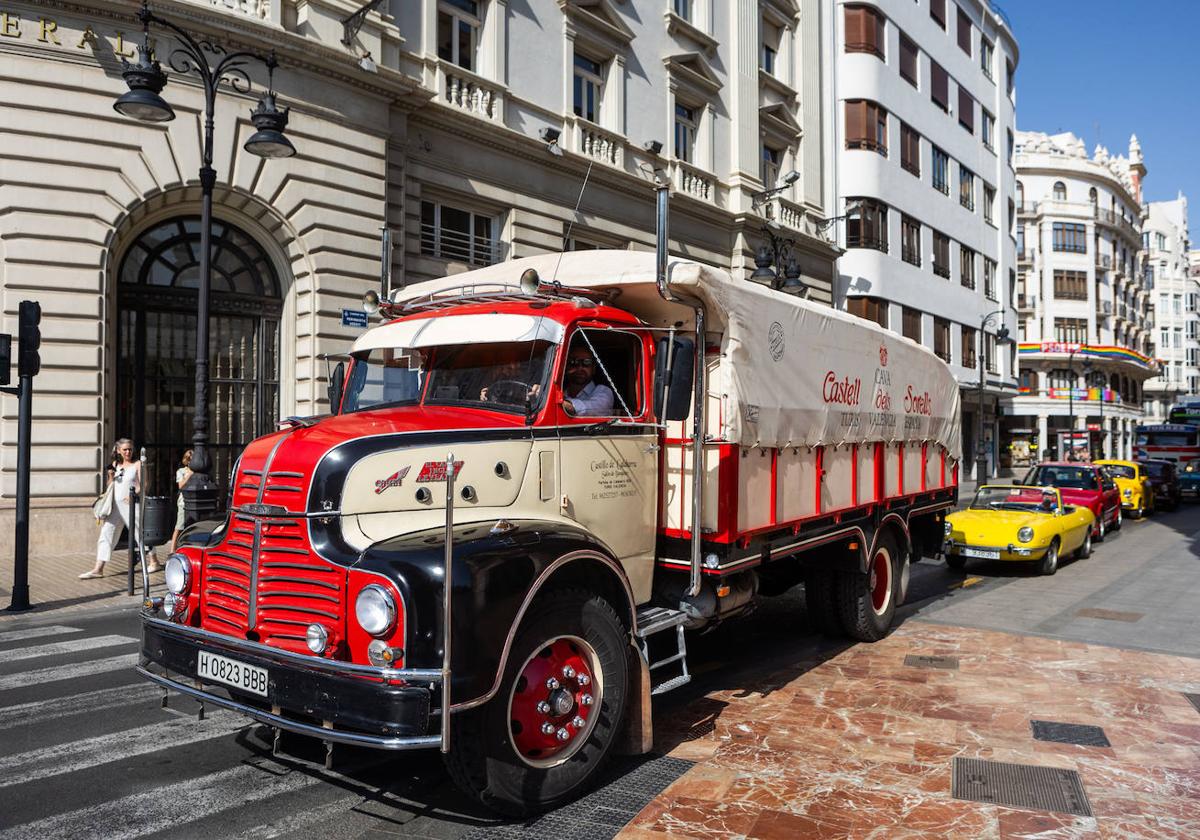 Los transportistas desfilan por Valencia para celebrar el día de San Cristóbal