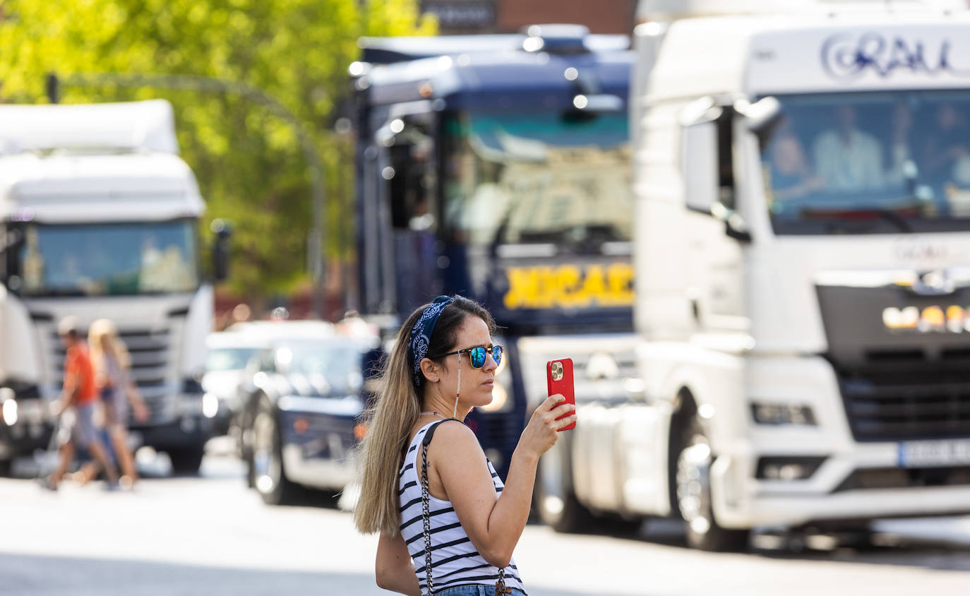 Los transportistas desfilan por Valencia para celebrar el día de San Cristóbal