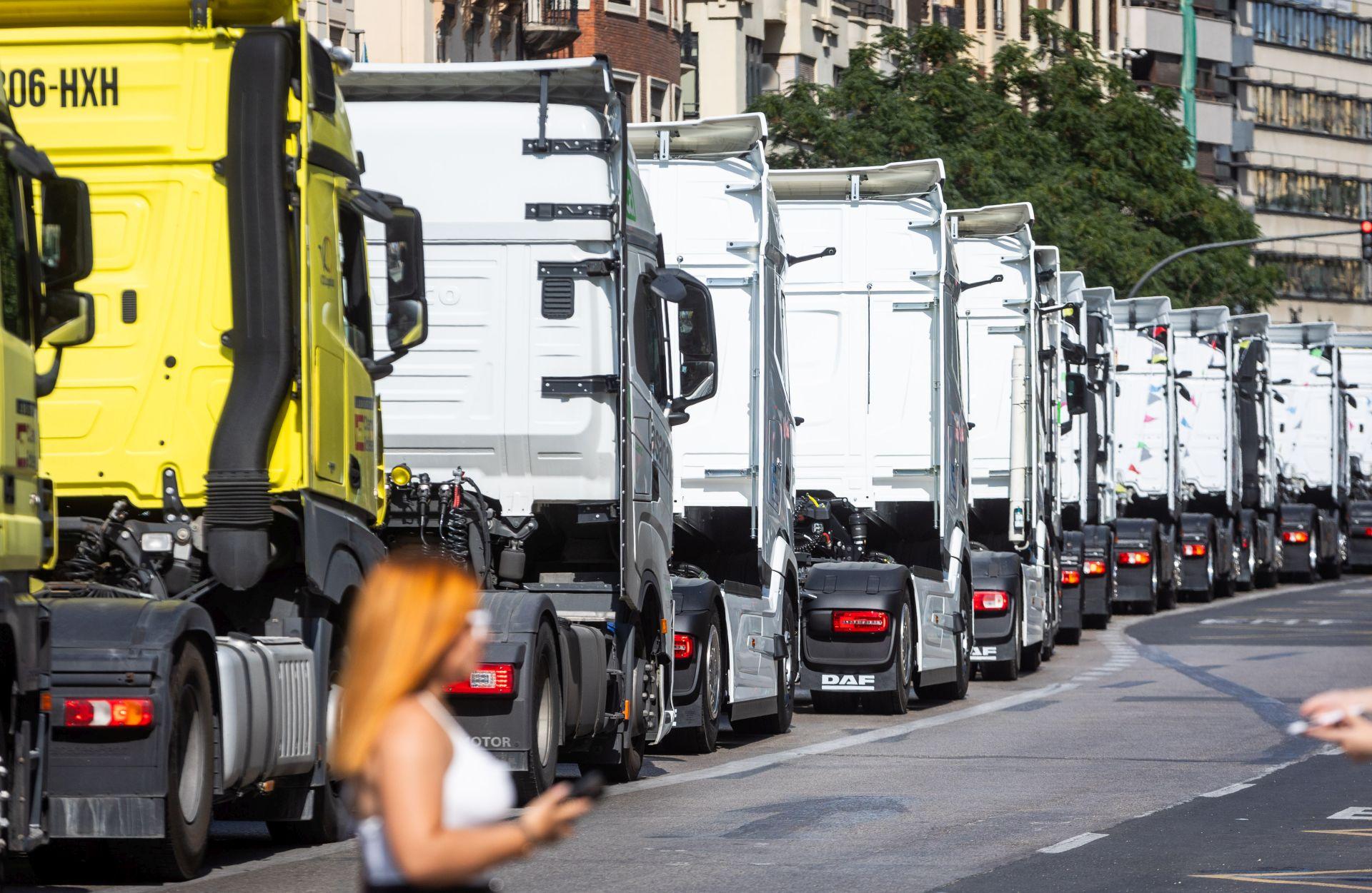 Los transportistas desfilan por Valencia para celebrar el día de San Cristóbal