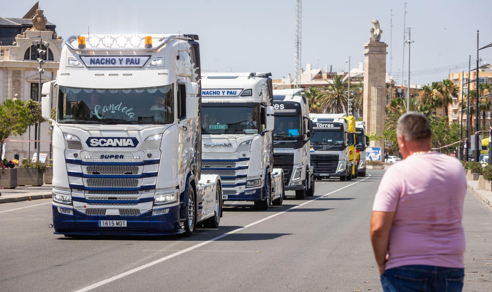 Los transportistas desfilan por Valencia para celebrar el día de San Cristóbal