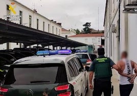 Agentes de la Guardia Civil trasladan a a uno de los sospechosos del crimen.