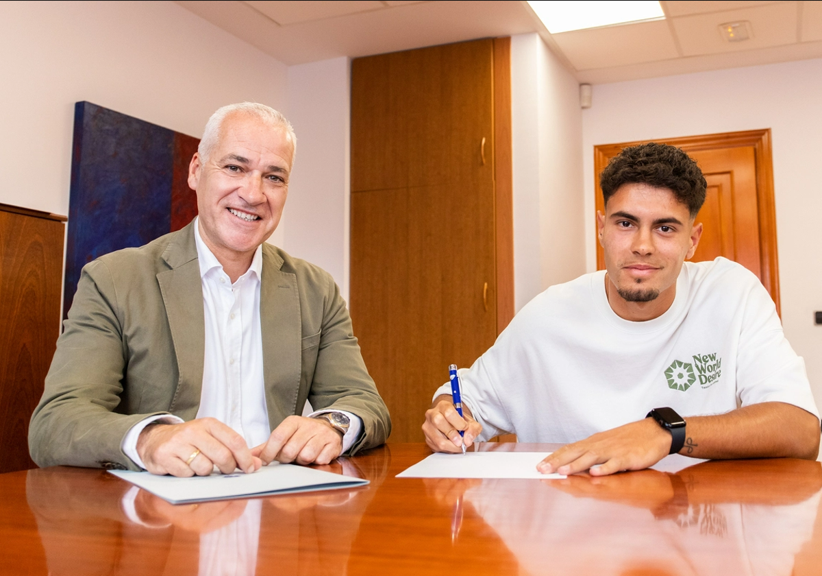 Jorge Cabello durante la firma de su nuevo contrato junto con, el presidente del Levante UD, Pablo Sánchez.