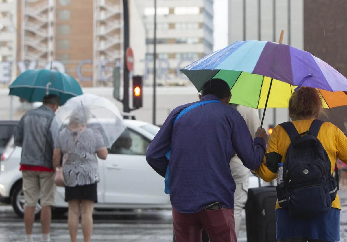 La tormenta descarga ya en el interior de Valencia, Alicante y Castellón