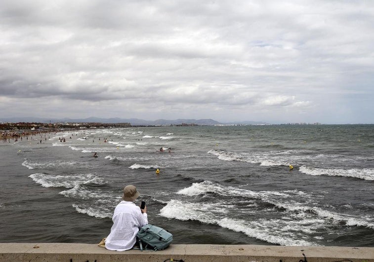 Mar revuelto este domingo en Valencia.