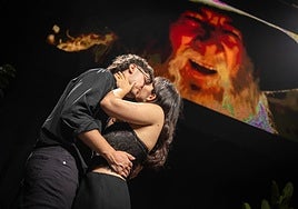 Beso de María y Raúl para sellar su unión.