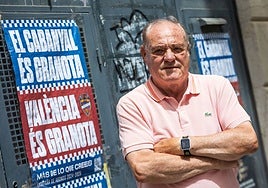 Andrés Garcerá posa para el fotógrafo en la calle.