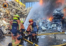 Un camión con material inflamable provoca un incendio en una planta de basuras de Silla