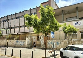 Entrada del colegio de Alaquàs en el que trabaja el docente.