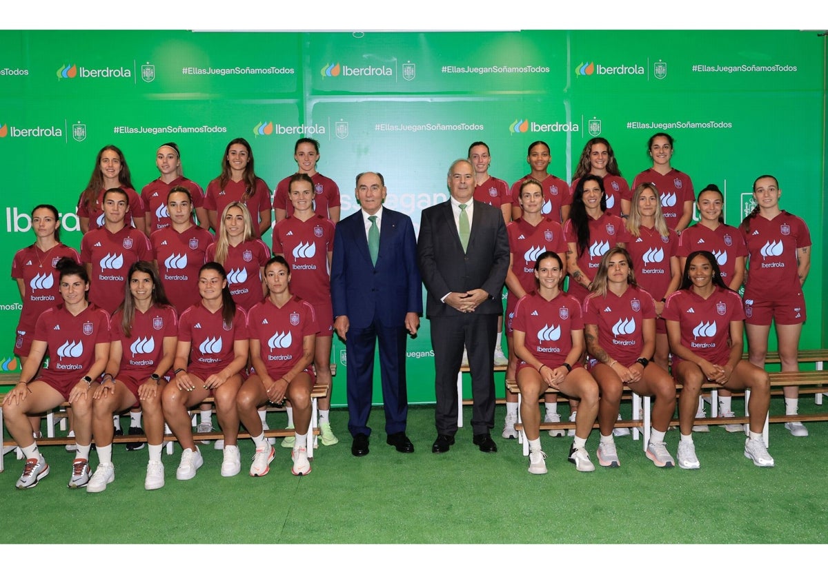 Ignacio Galán, en el centro a la izquierda, posa junto a la selección.