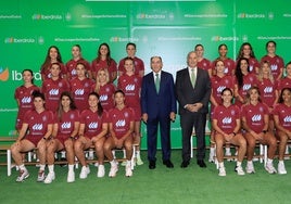 Ignacio Galán, en el centro a la izquierda, posa junto a la selección.