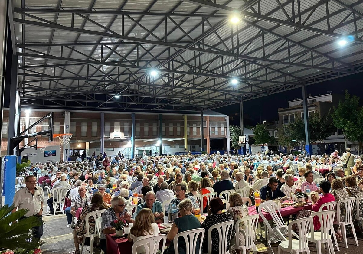 Cerca de 1.000 personas participan en la cena de los Mayores en Silla