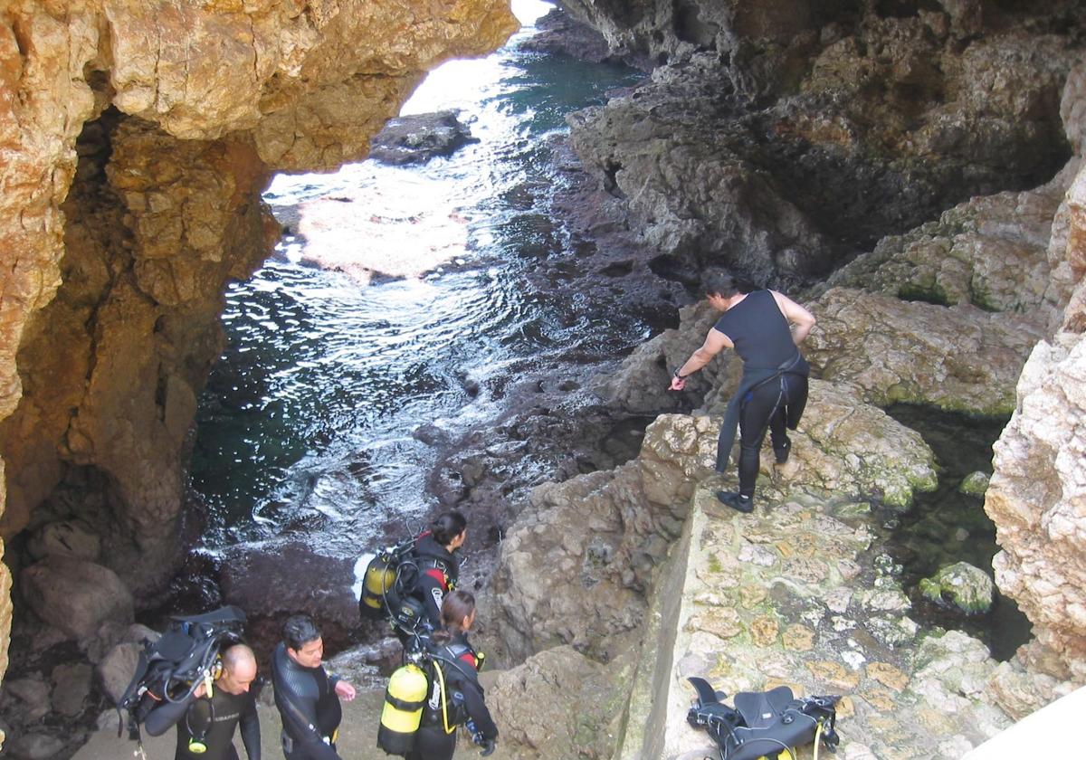 Submarinistas en la Cova dels Arcs.