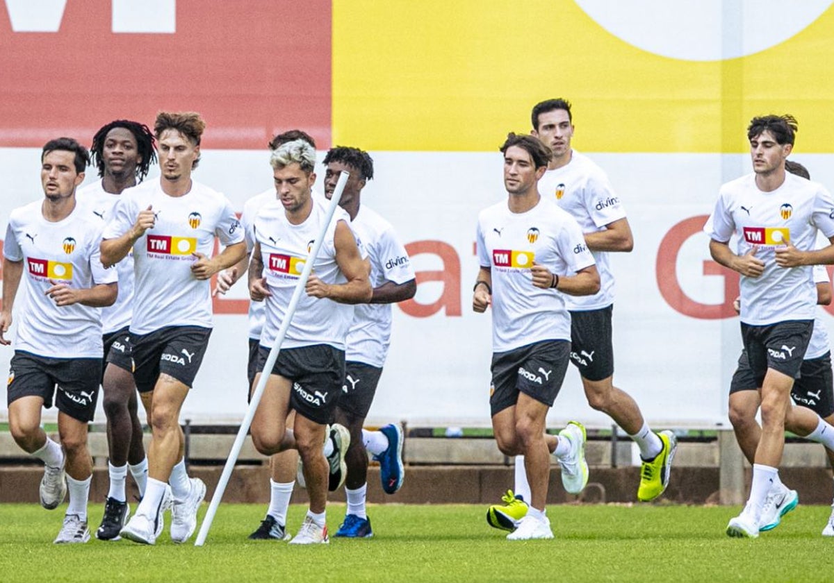 Los jugadores, esta mañana de lunes en Paterna.