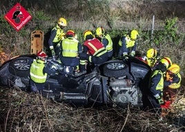 Momento en el que los bomberos excarcelan a los atrapados.