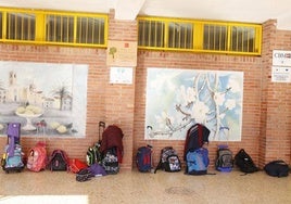 Mochilas en un colegio