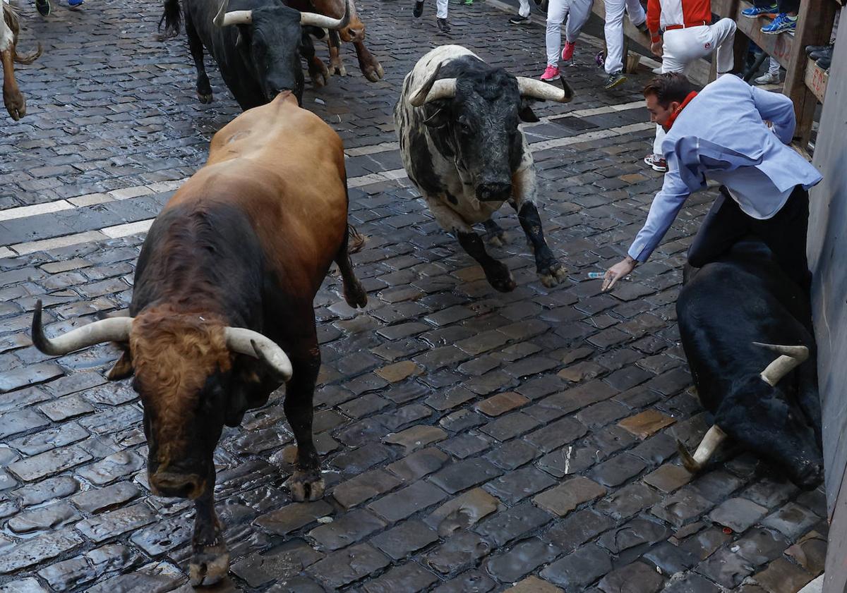 Imagen principal - Un toro se parte un pitón en una escena insólita de los encierros de San Fermín