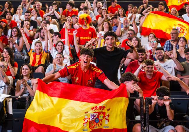 Así han celebrado los aficionados en La Fonteta la victoria de España.