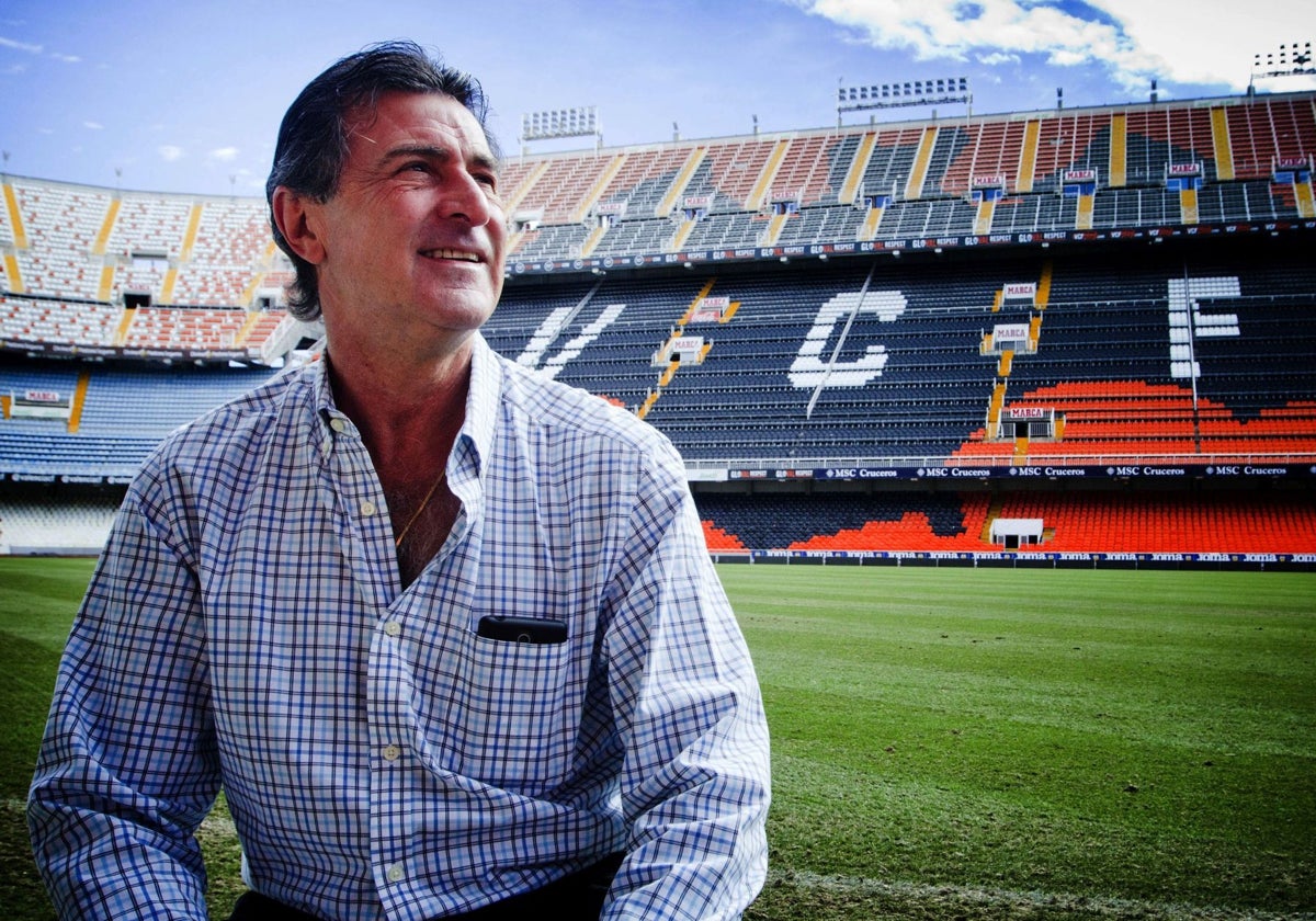 Kempes, en Mestalla, donde tantos éxitos disfrutó e hizo disfrutar al valencianismo.