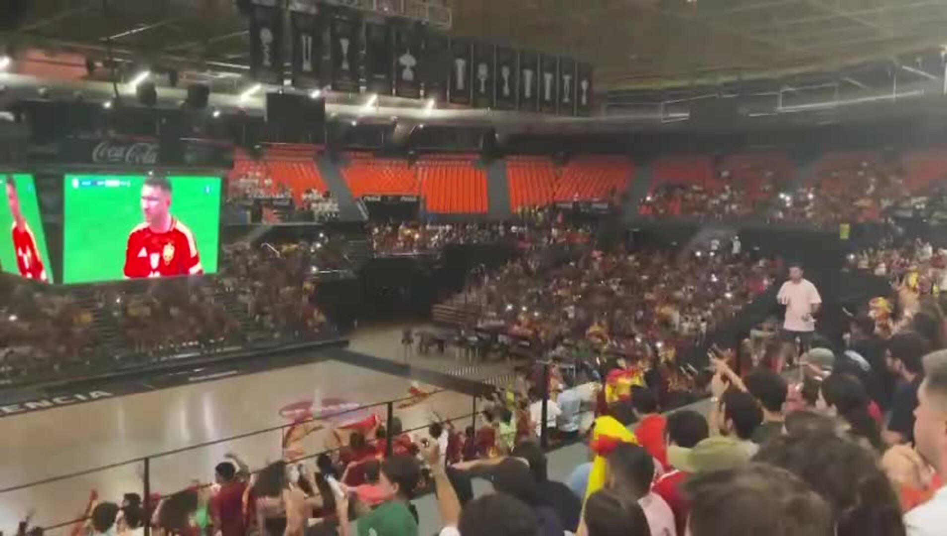 Miles de personas animan a España en la Fonteta en su partido contra Francia en la semifinal de la Eurocopa