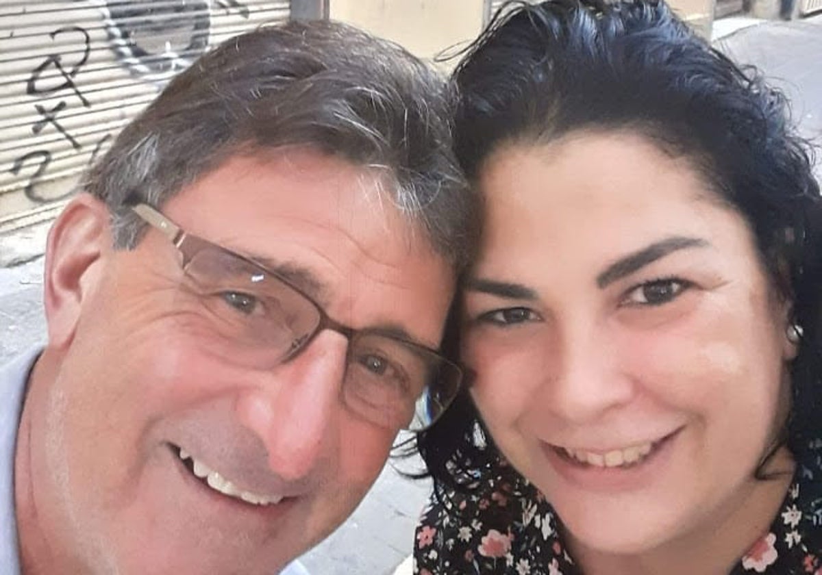 Mario Alberto Kempes sonriente junto a Ariane Kempes, una de sus cuatro hijas